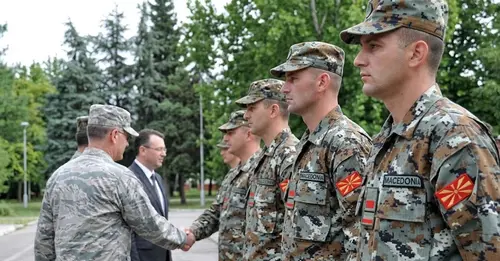 војници